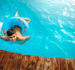 Odkryj przyjemność posiadania basenu w swoim ogrodzie!