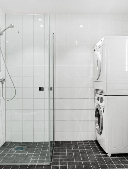 Drzwi prysznicowe składane – w jakich aranżacjach się sprawdzą?